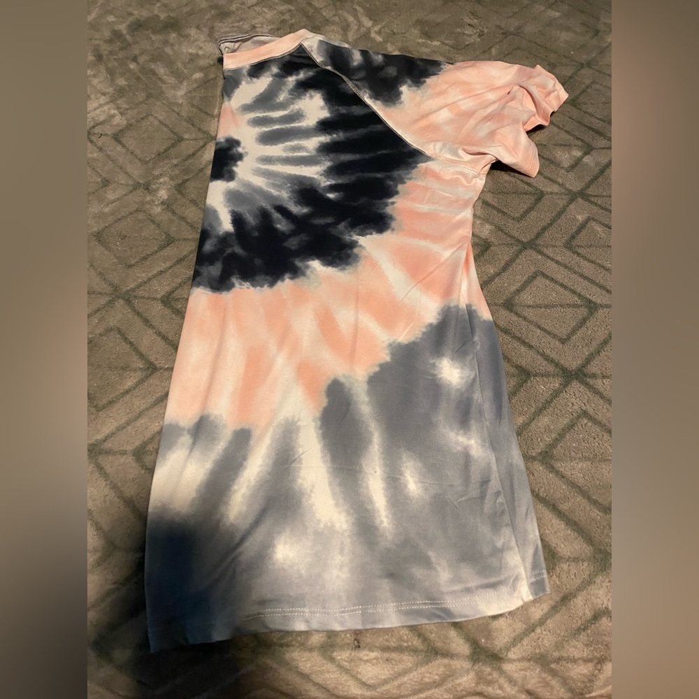 Very cute T-shirt you can dress up or down.